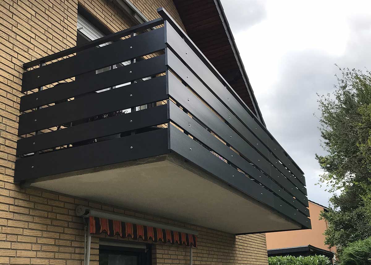 Balkonverkleidung in anthrazit aus Kunststoff