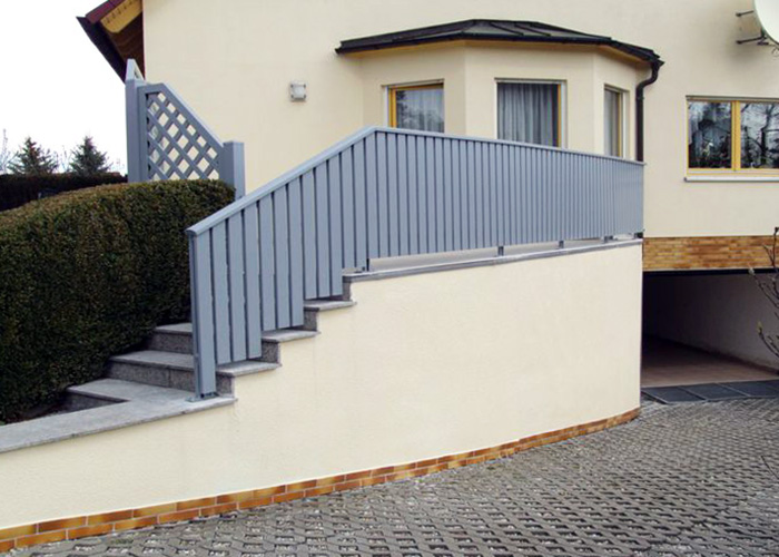 Balkonprofile in Silbergrau als Geländer mit Handlauf, aus Kunsstoff