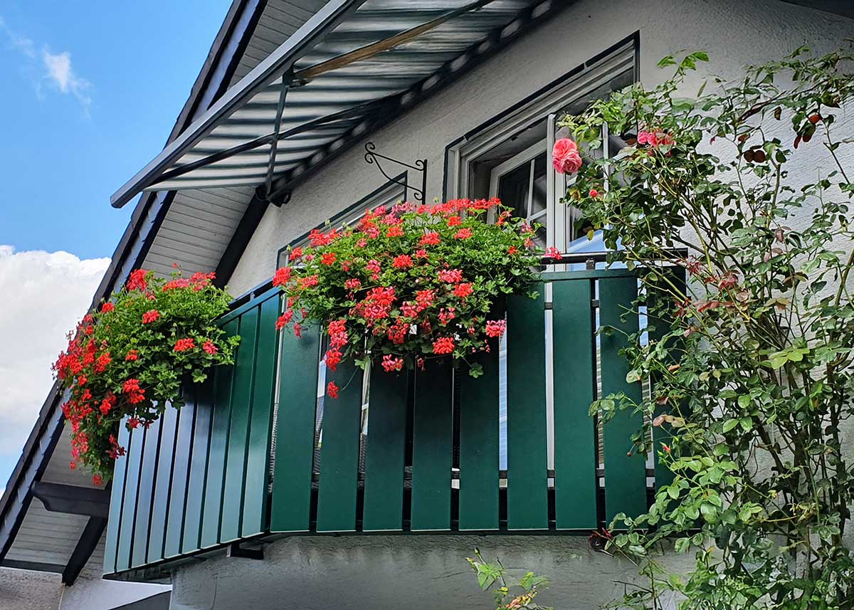 modernes romantisches Landhaus-Balkongeländer in Grün aus hochwertigen Fensterkunststoff, kein WPC