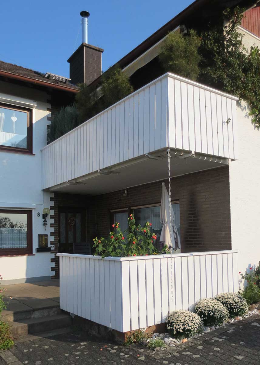 Balkonlatten aus Kunststoff PVC in Weiß, Balkonverkleidung