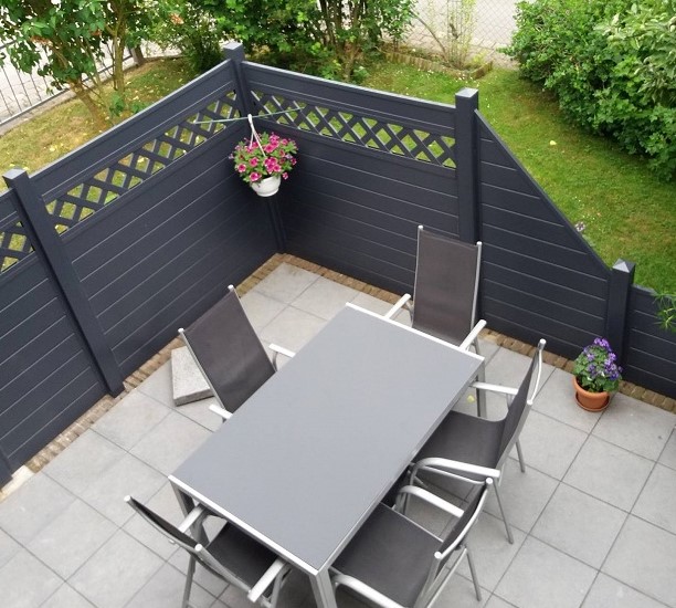 Terrassensichtschutz mit mehreren verschiedenen Elementen in Anthrazit