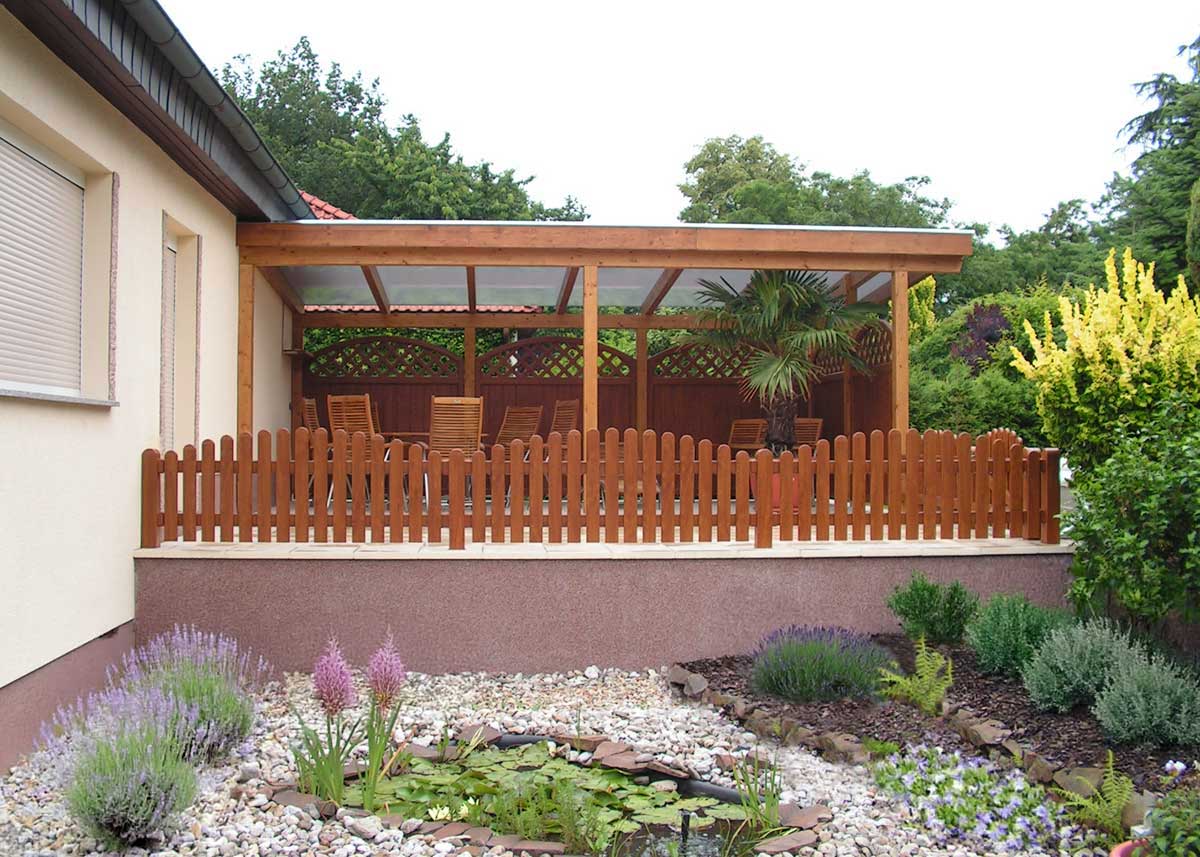 Holzoptik aus Kunststoff: mediterrane Terrasse gestalten mit Lattenzaun und Sichtschutz