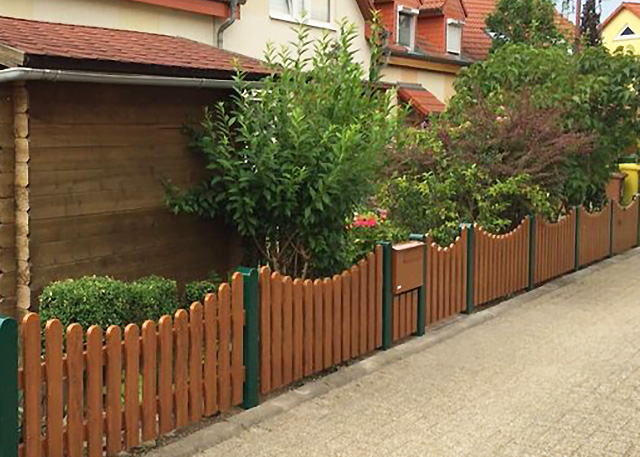 Zaun Kunststoff (PVC) Unterbogen in Holzoptik, Gartenzaun mit grünen Pfosten