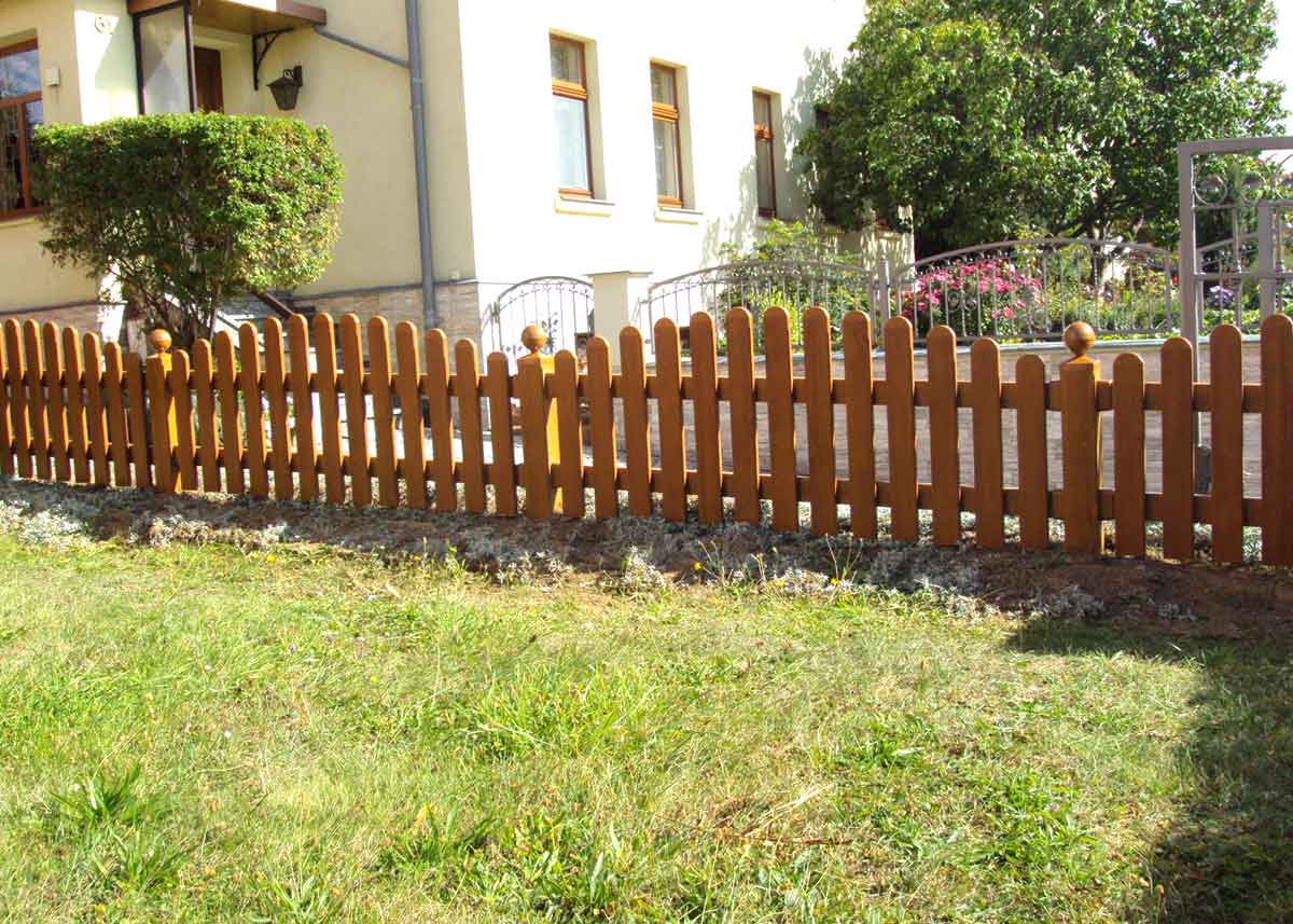 Lattenzaun Holzoptik ländlich, Vorgartenzaun Kunststoff braun, Zaun mit Bestandspfosten kombinieren, pflegeleichter Zaun Holzoptik Kunststoff