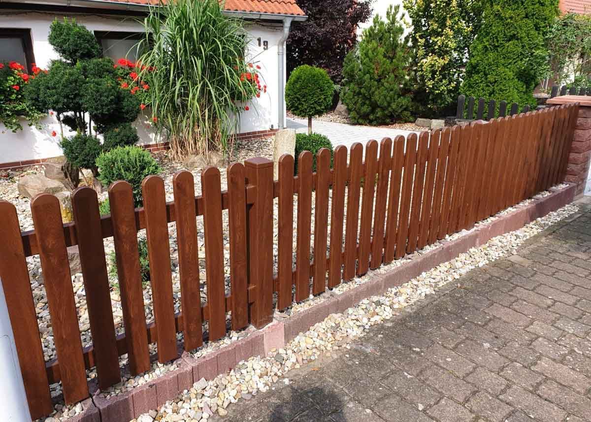 Staketenzaun Lattenzaun im Vorgarten in Holzoptik Nussbaum aus PVC, kein WPC