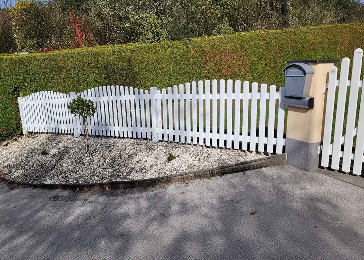 PVC Lattenzaun in Weiß als Grundstücksgrenze