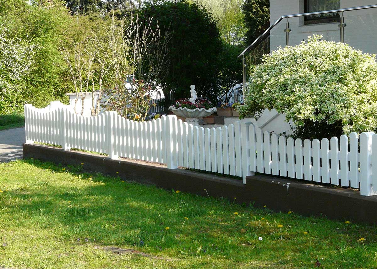 Gartenzaun im Vorgarten in Weiß als Lattenzaun mit Unterbogen aus Kunststoff