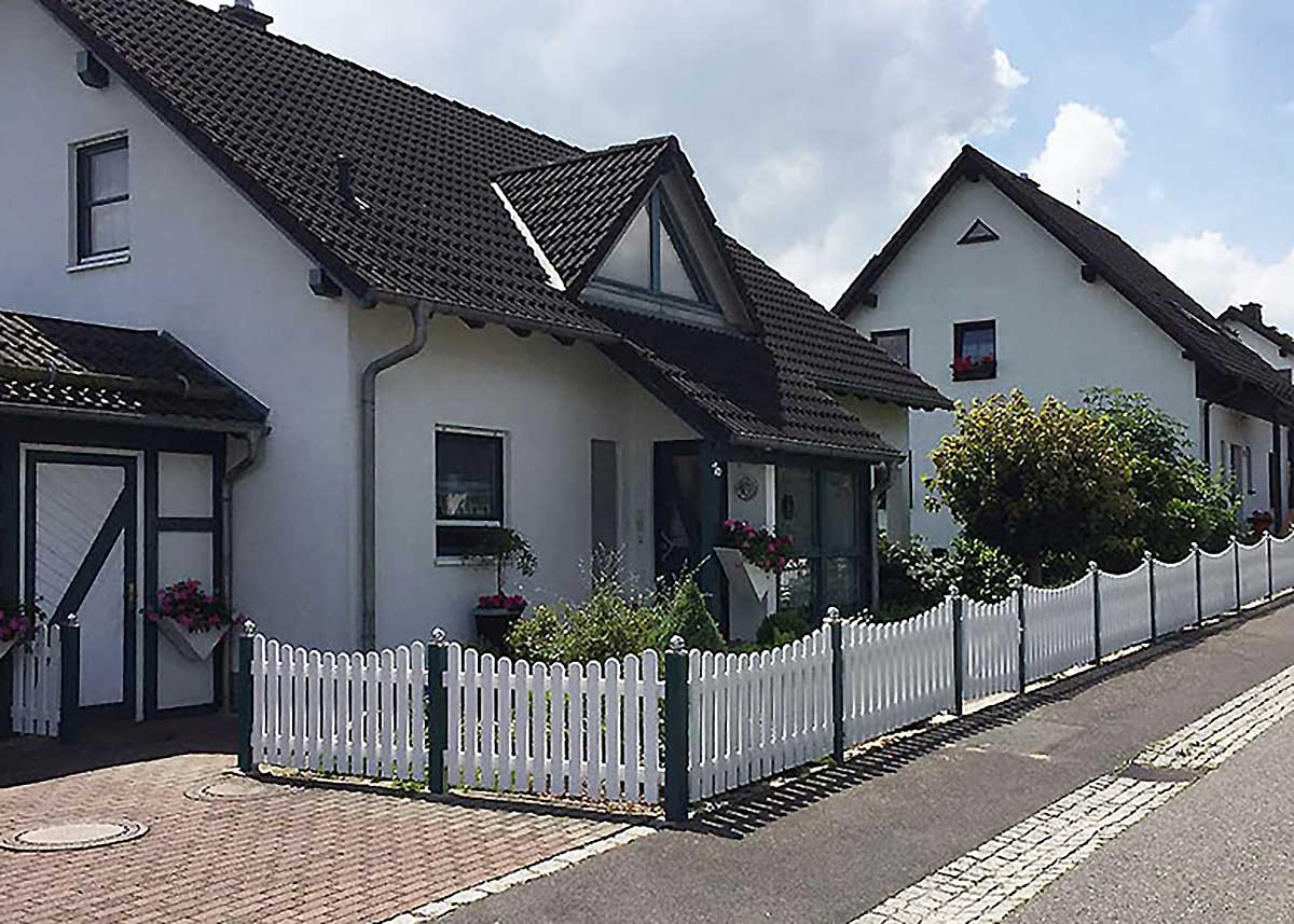 Rahmenzaun in Weiß um Veranda Terrasse amerikanischer Stil