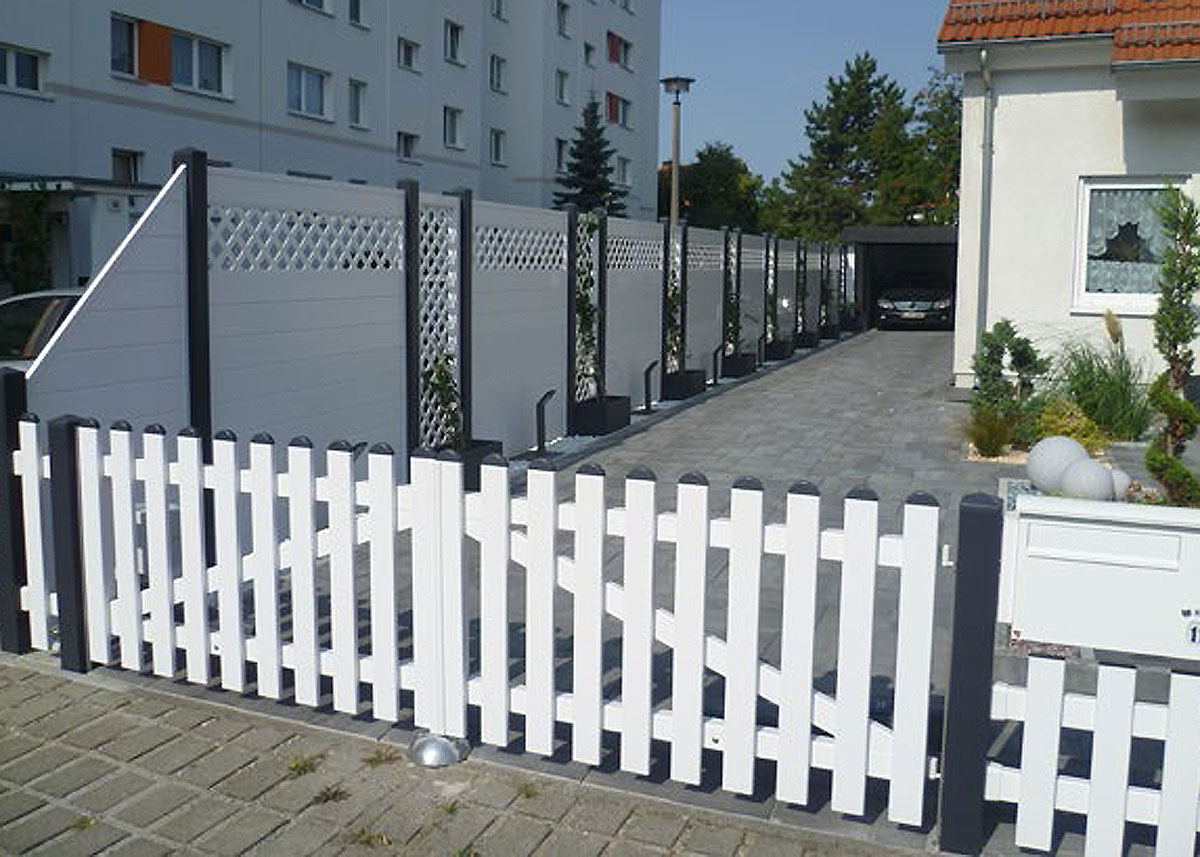 gerader Gartenzaun in Weiß mit Anthrazit im Vorgarten mit Tor und Pforte, passender Sichtschutz aus Kunststoff PVC