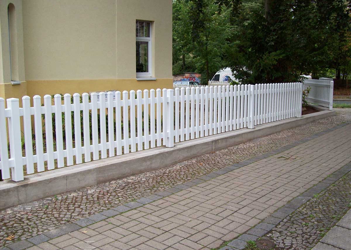 weißer Lattenzaun als Vorgartenzaun aus PVC