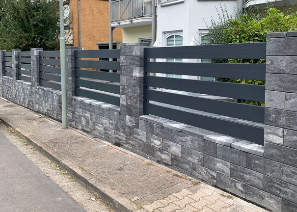 Gartenzaun Lattenzaun aus hochwertigen Kunststoffbrettern in Anthrazit