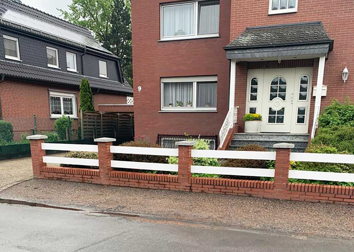 Koppelzaun, Gartenzaun, Querlattenzaun in Weiß aus hochwertigen Kunststoff mit Unterbogen, zwischen Steinsäulen im Vorgarten
