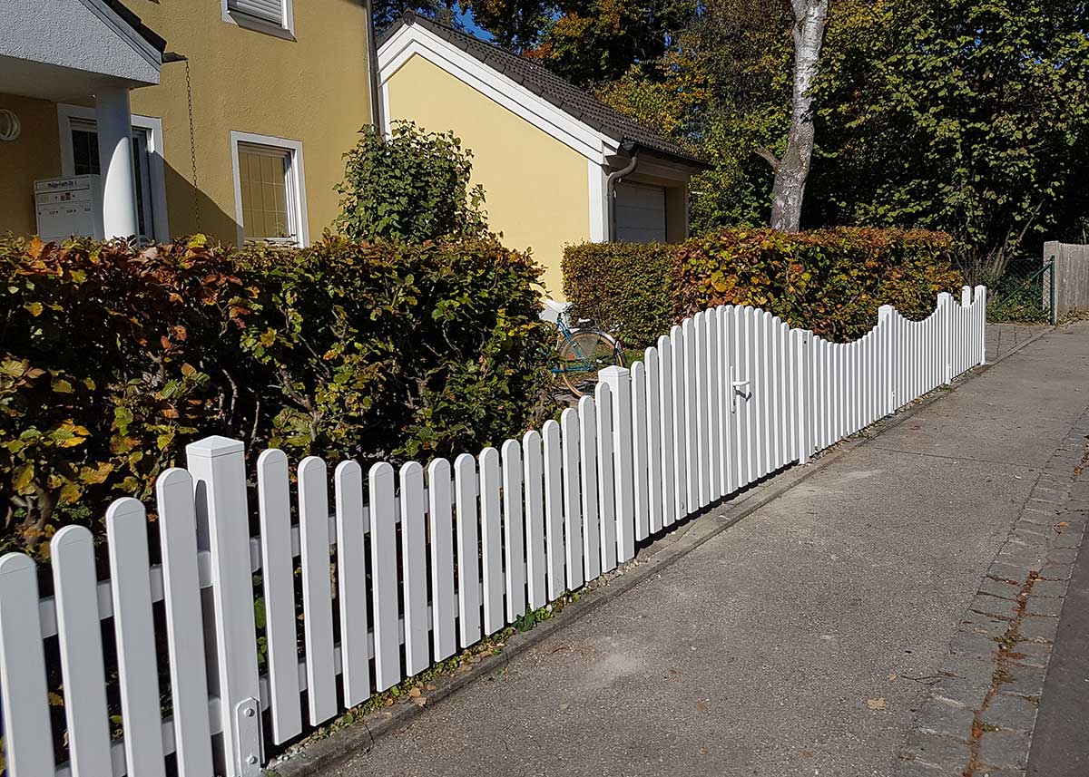 Lattenzaun Gartenzaun in Weiß aus hochwertigen Kunststoff mit Unterbogen, und Einfahrtstor mit Oberbogen