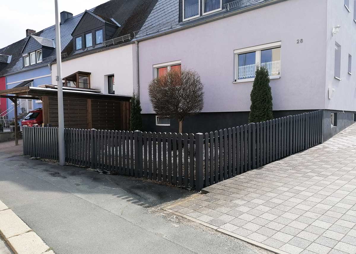 gerader Lattenzaun Gartenzaun in Anthrazit aus hochwertigen Kunststoff
