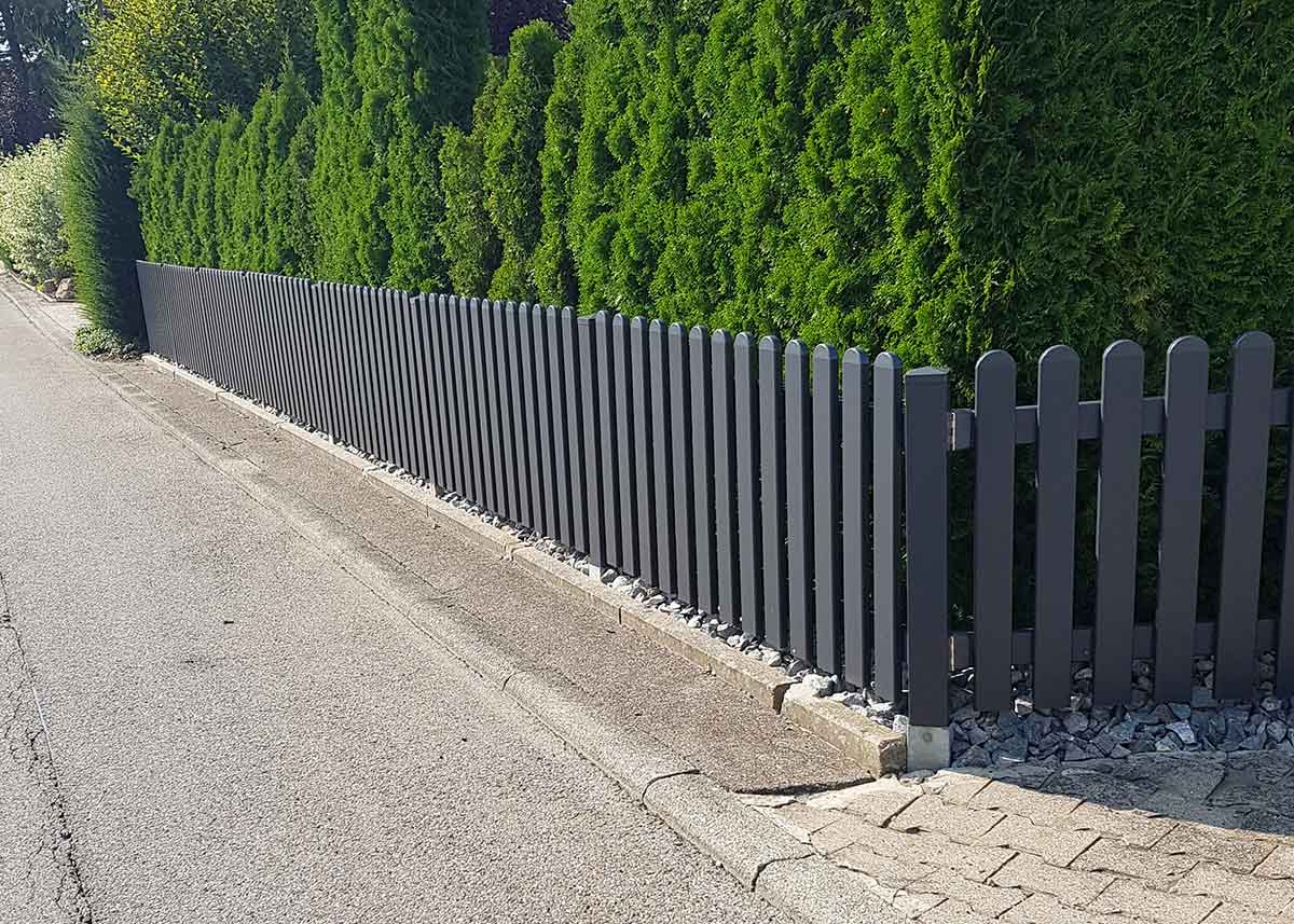 Zaun aus Kunststoffbretter in Anthrazit