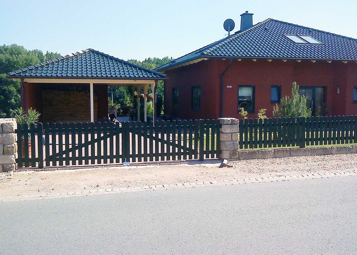 Lattenhoftor mit elektrischer Toranlage, Drehtor in Anthrazit