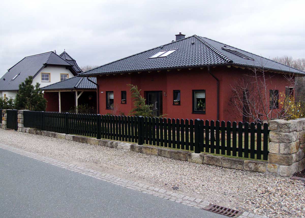 Lattenzaun Gartenzaun im Vorgarten in Anthrazit aus hochwertigen Kunststoff, passend zur Grundstücksoptik