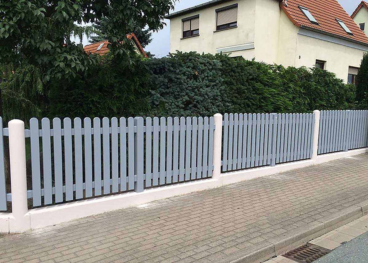 gerader Lattenzaun Friesenzaun in Grau aus hochwertigen Kunststoff