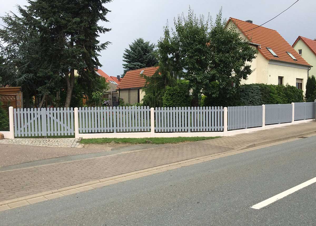 Rahmenzaun in Weiß um Veranda Terrasse amerikanischer Stil