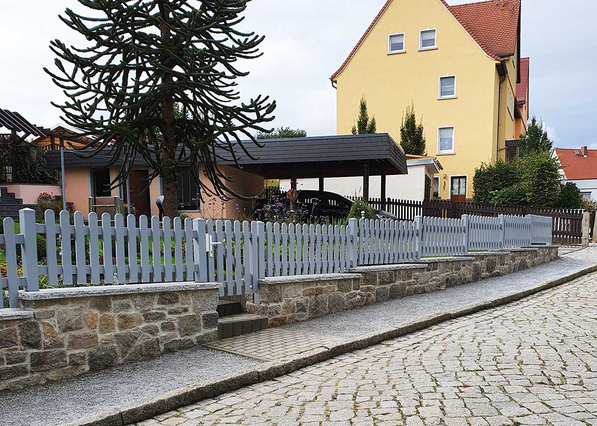 gerader Friesenzaun in Grau aus hochwertigen Kunststoff , auf Mauer