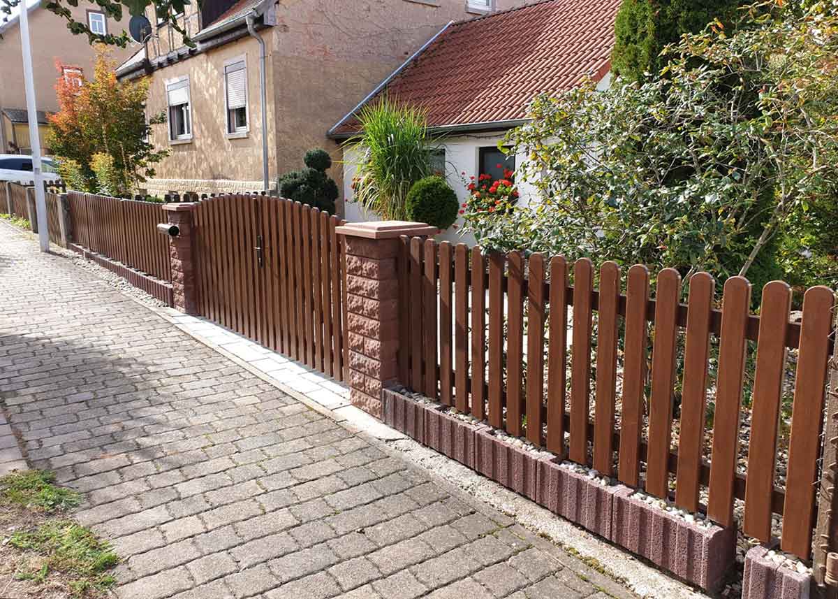 Friesenzaun, gerader Lattenzaun Gartenzaun in Nussbaum aus hochwertigen Kunststoff mit Oberbogen im Hofotr
