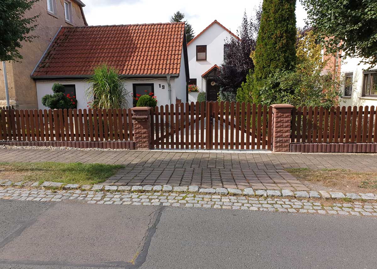 Lattenhoftor zum Gartenzaun, in täuschend echter Holzoptik Nussbaum aus Kunststoff
