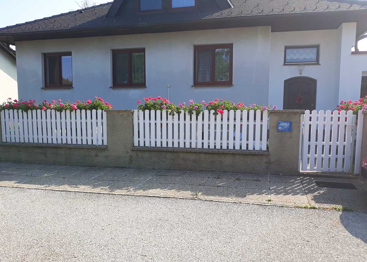 Vorgartenzaun mit Tor in Weiß aus Kunststoff als Lattenzaun, wetterfest und farbecht