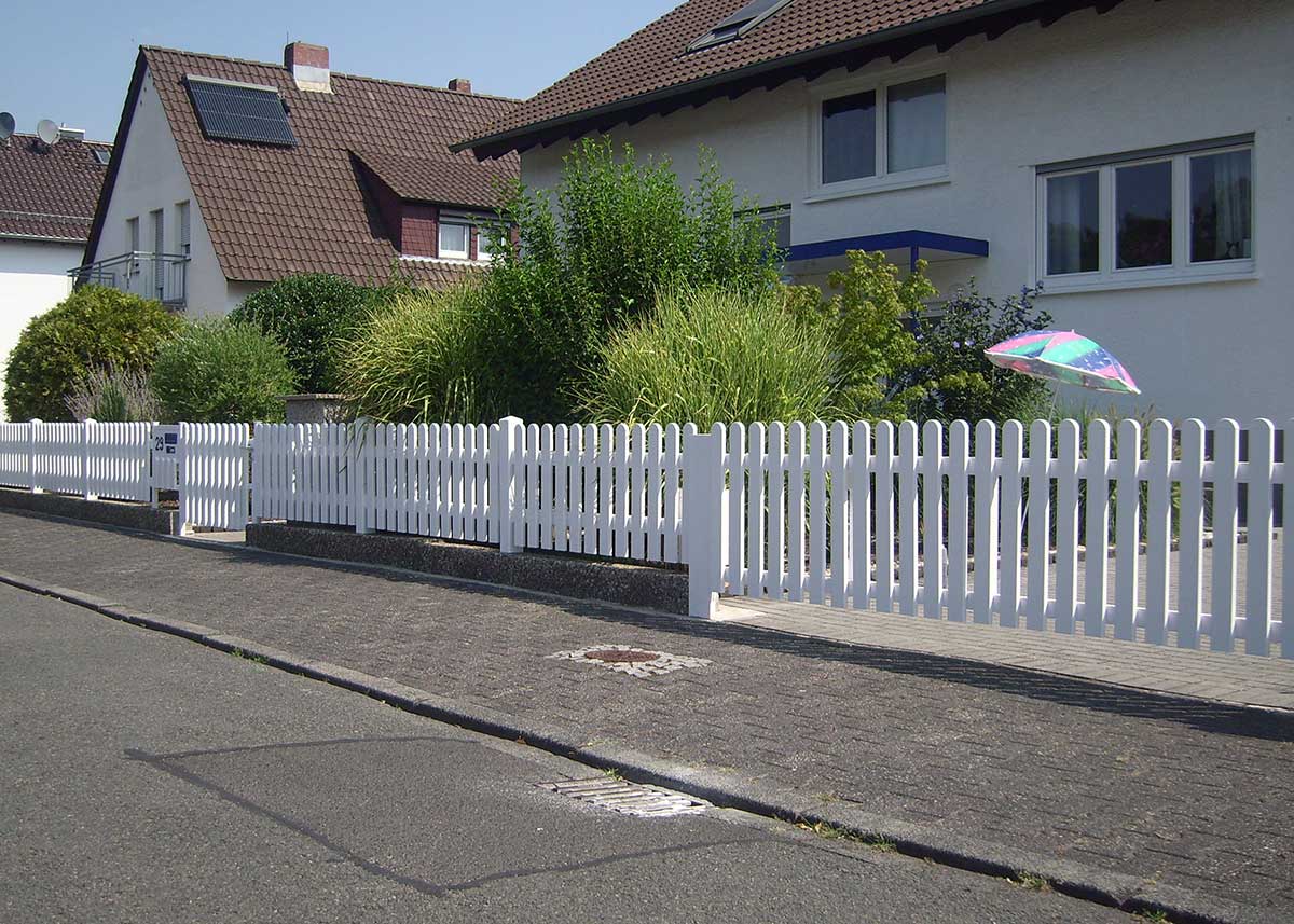 Lattentor in der Hofeinfahrt, Gartentor, Gartenpforte in weiß