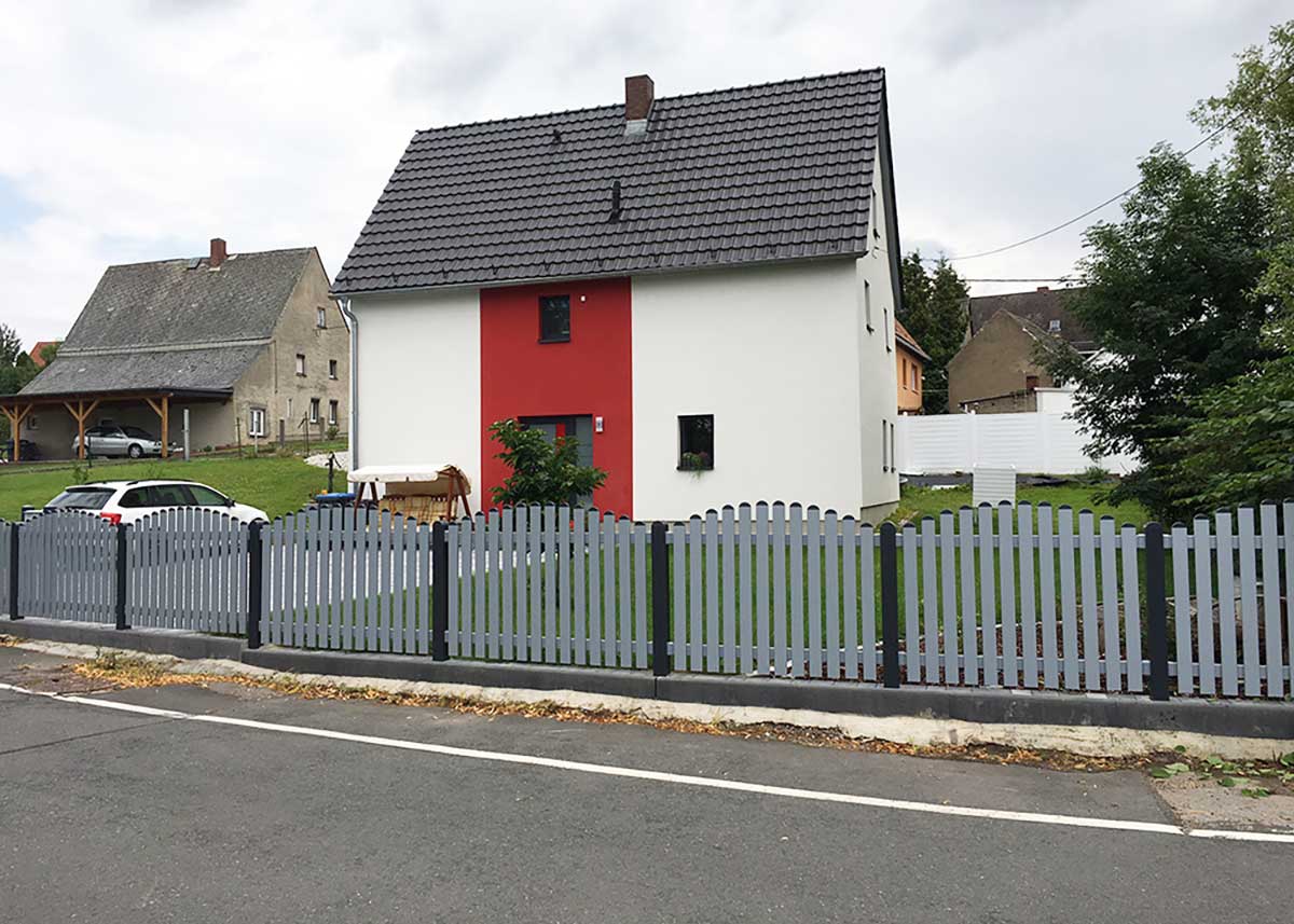 Friesenzaun, Lattenzaun, Gartenzaun in Grau aus hochwertigen Kunststoff mit Oberbogen