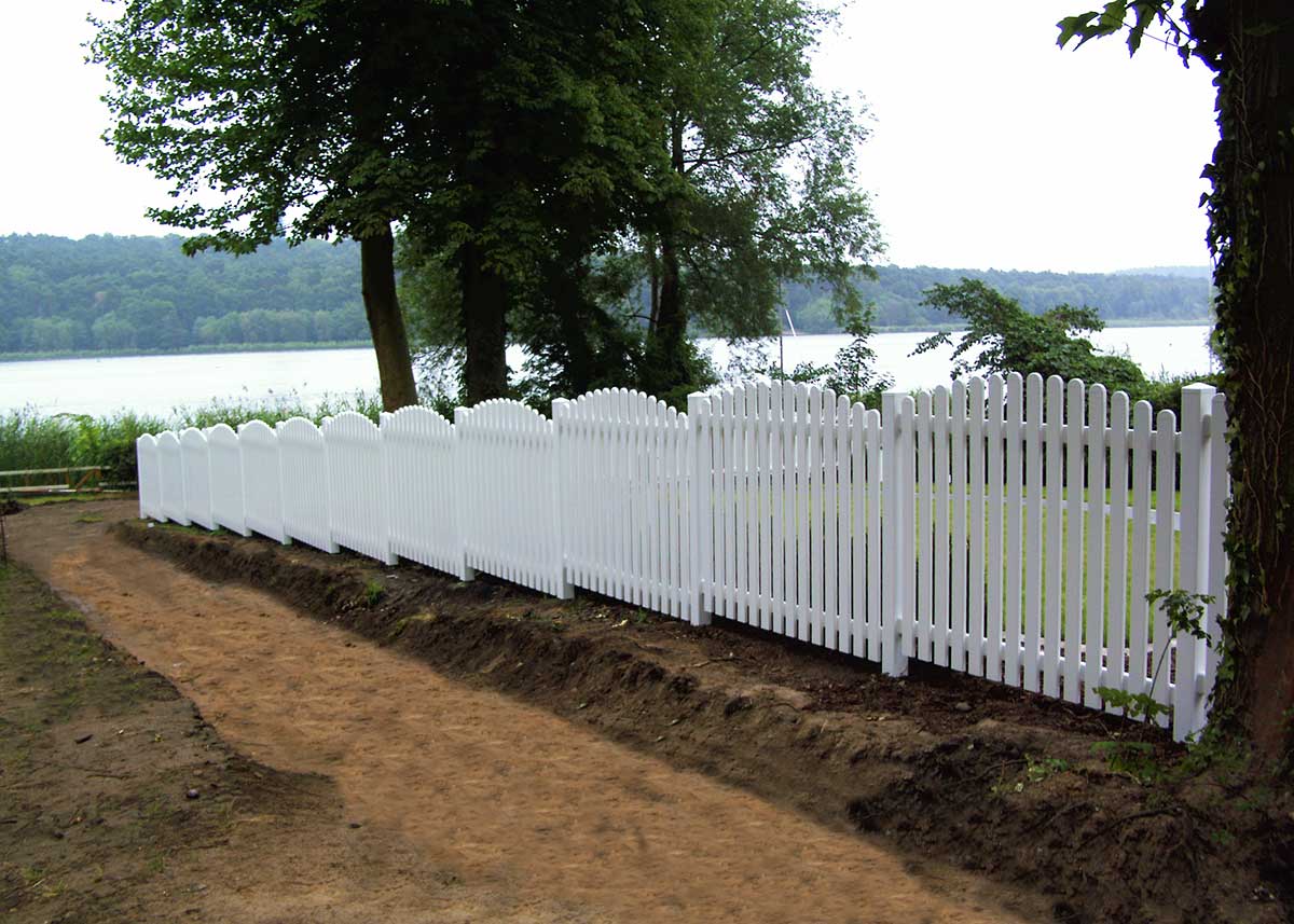 Friesenzaun Gartenzaun in Weiß aus hochwertigen Kunststoff mit Oberbogen am Seegrundstück