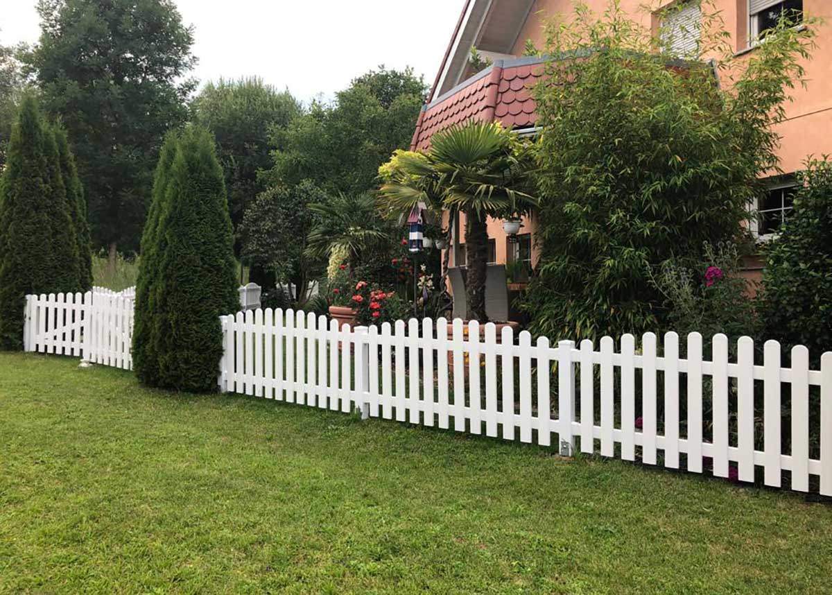 Lattenzaun Gartenzaun in Weiß aus hochwertigen Kunststoff mit Oberbogen und passenden Pfosten