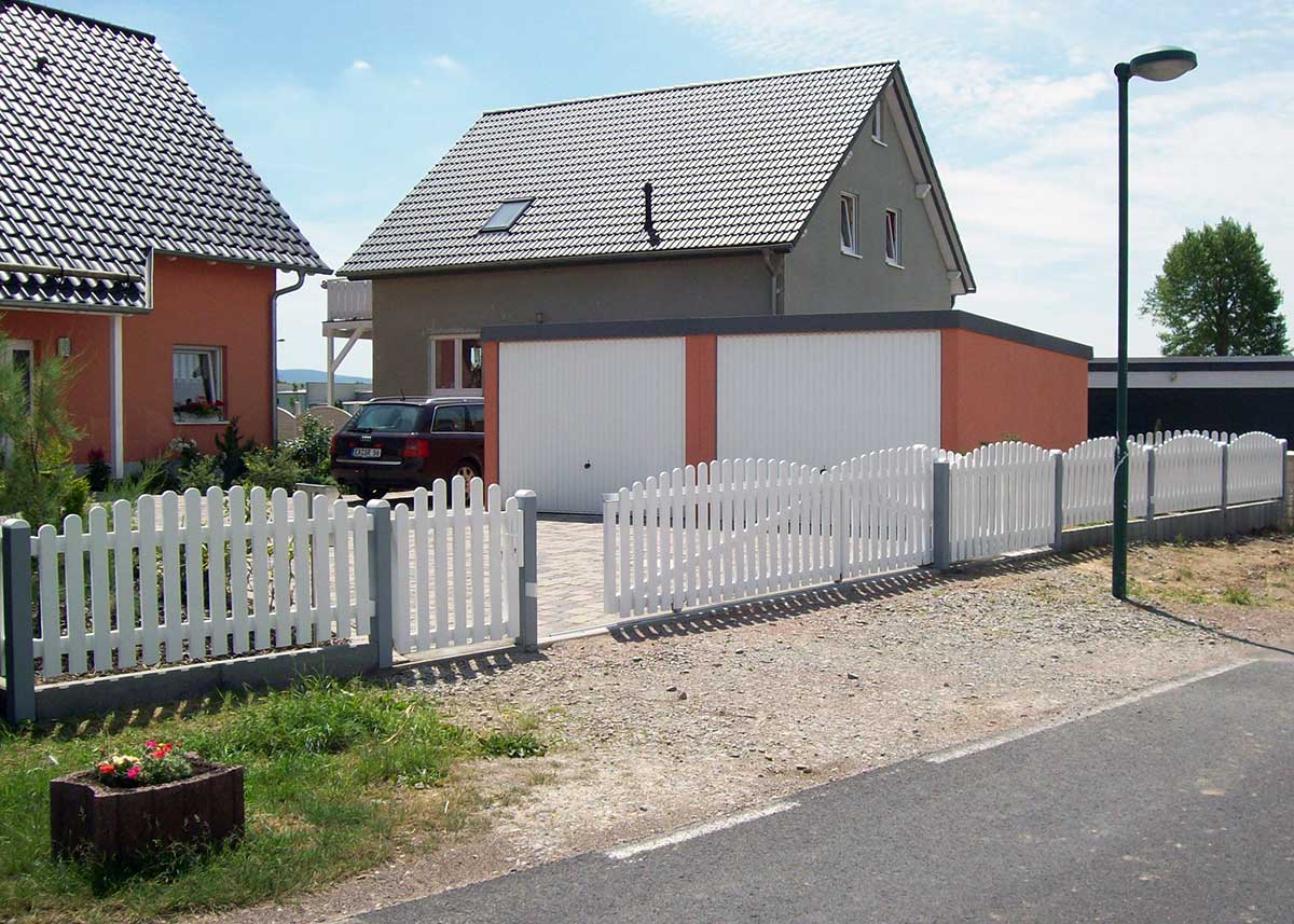 Lattenhoftor mit elektrischer Toranlage, Schiebetor in weiß