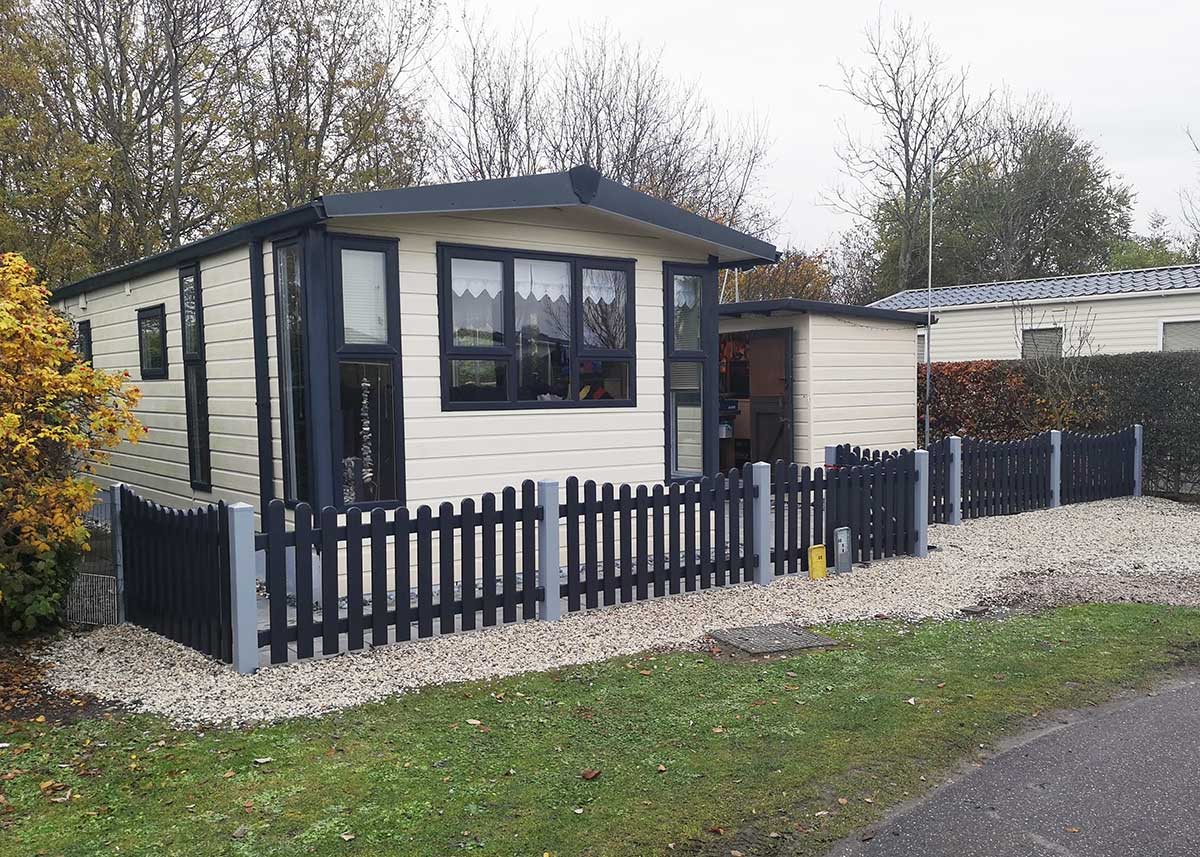 Lattenzaun Gartenzaun in Anthrazit aus hochwertigen Kunststoff mit Unterbogen, abgestimmt auf Gartenhaus