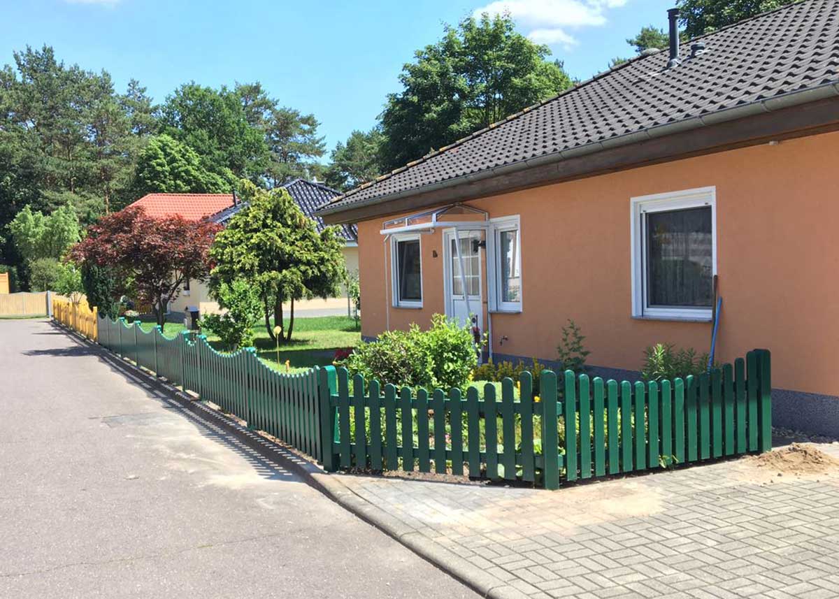Lattenzaun Gartenzaun in Grün aus hochwertigen Kunststoff, mit Unterbogen