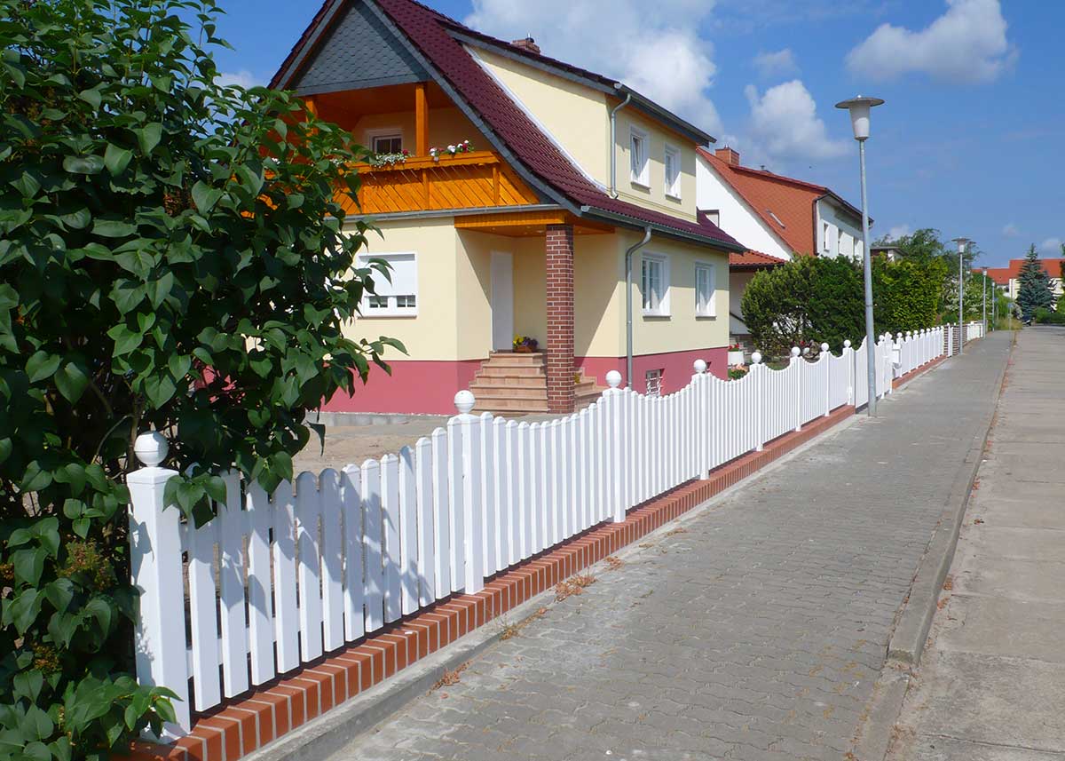 Geschwungener Lattenzaun in Weiß: Ein Vorgarten mit Ausstrahlung