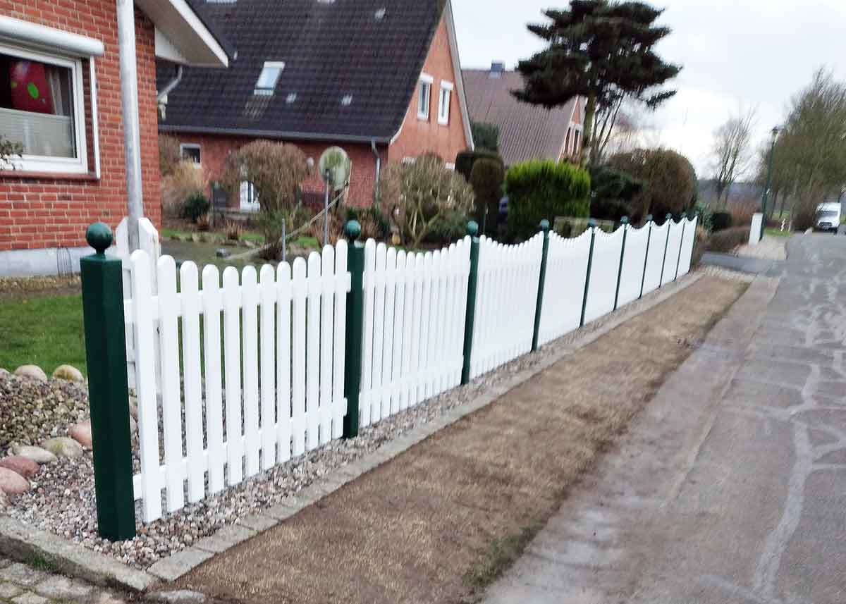 Lattenzaun Gartenzaun in Weiß aus hochwertigen Kunststoff mit Unterbogen und grünen Pfosten mit Kugelkappe