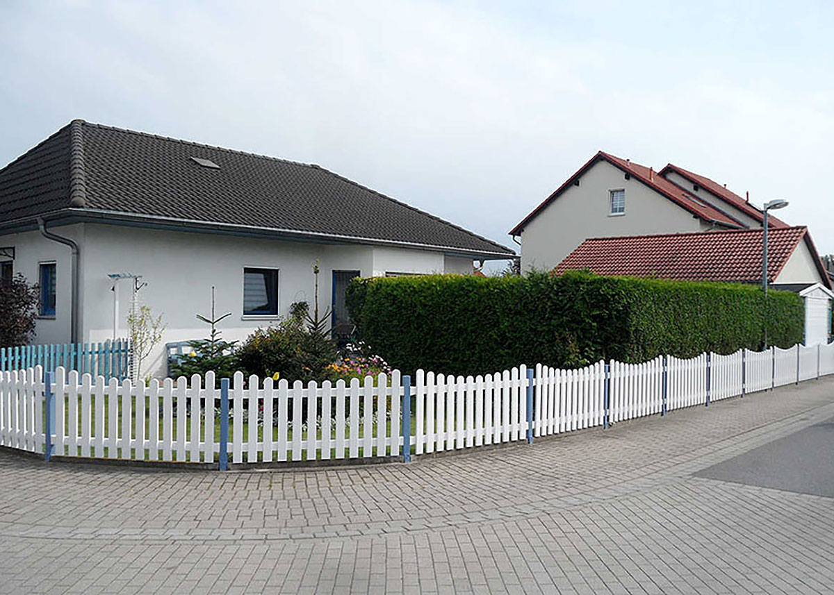Lattenzaun Friesenzaun in Weiß aus hochwertigen Kunststoff mit Unterbogen