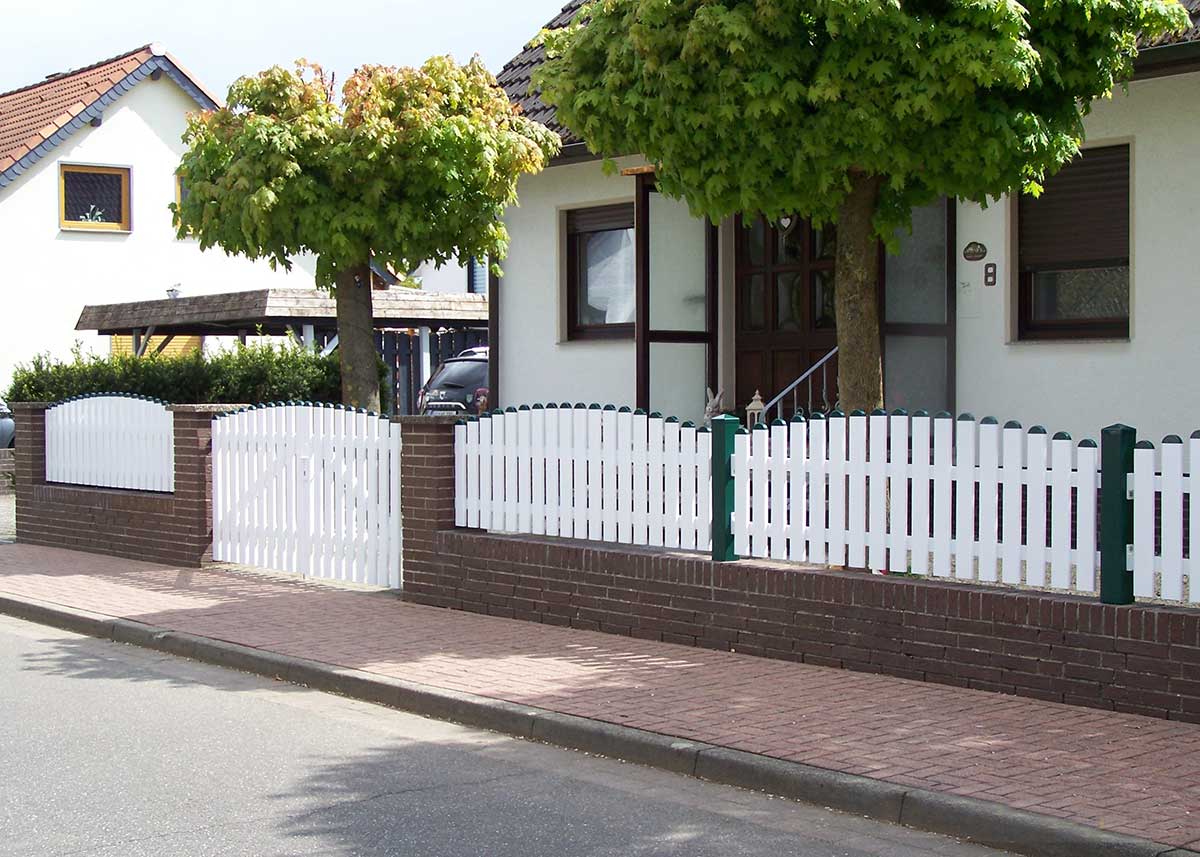Gartenzaun mit Tor weiß moosgrün Kunststoff, Lattenzaun mit grünen Pfosten, Kunststoffzaun für Vorgarten wetterfest