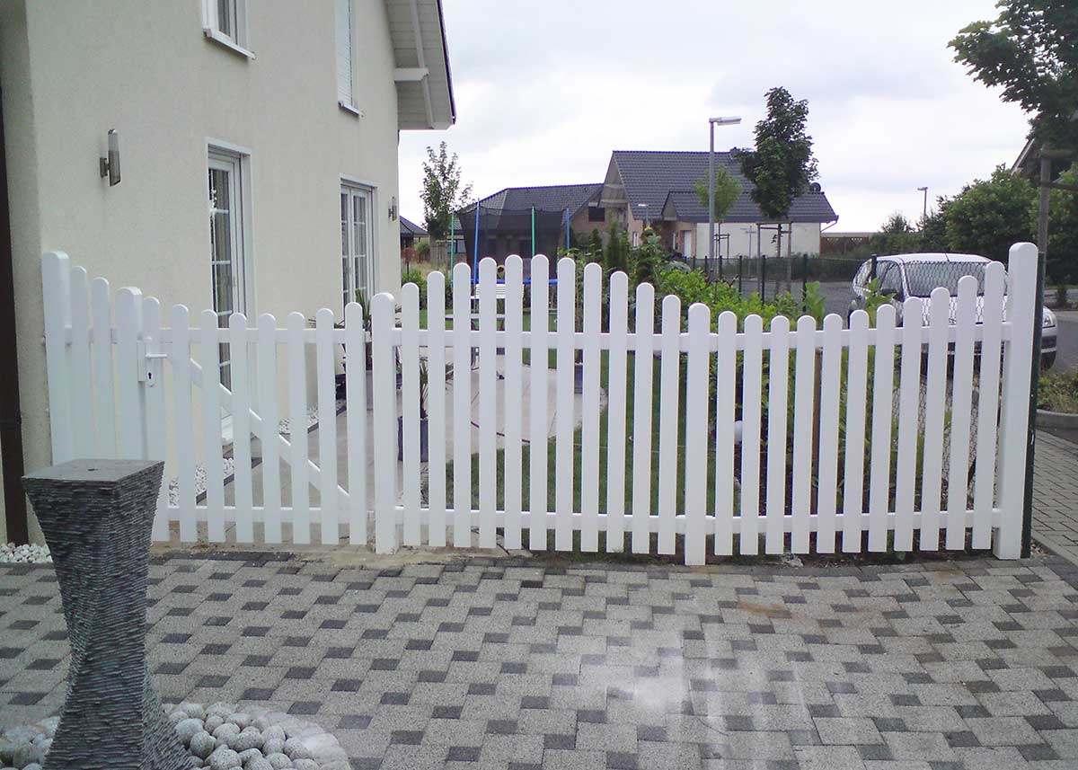 Lattenzaun Gartenzaun in Weiß aus hochwertigen Kunststoff mit Wellenform