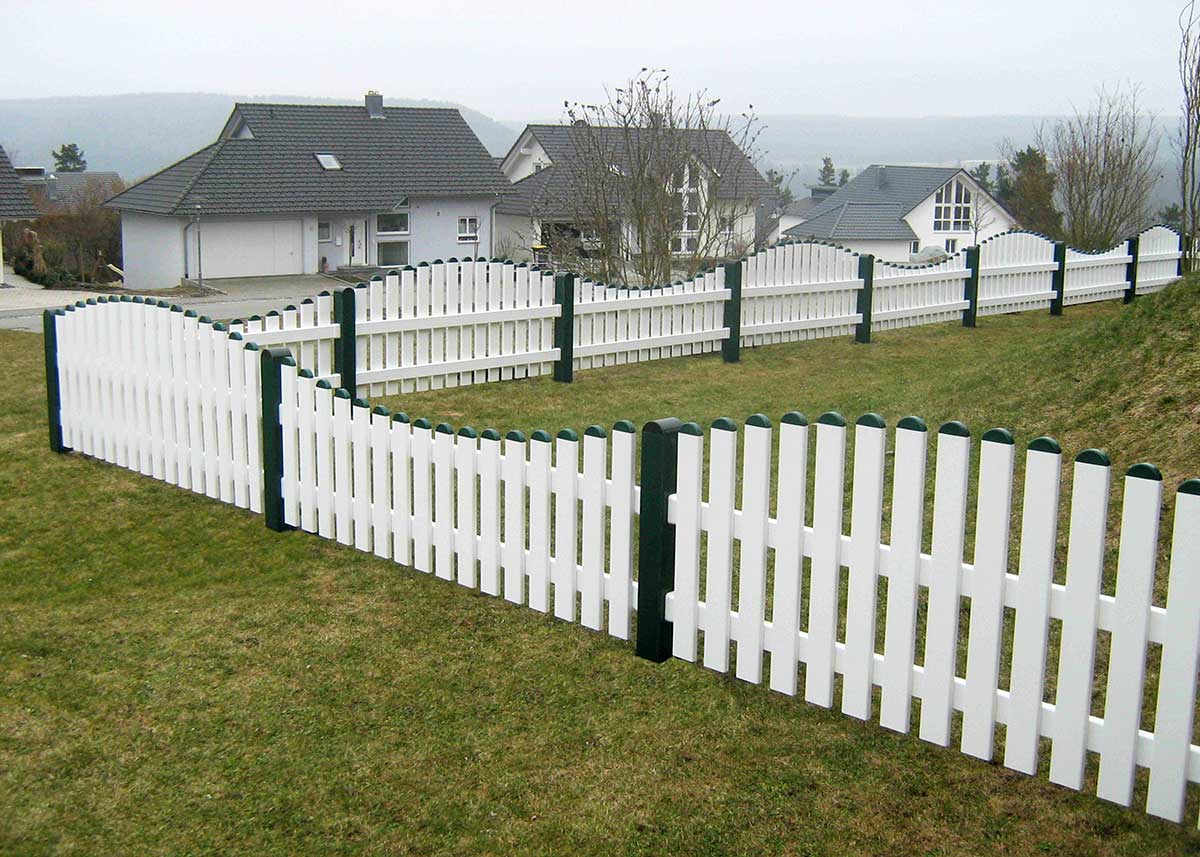 wellenförmiger Lattenzaun Gartenzaun in Weiß aus hochwertigen Kunststoff mit Oberbogen und Unterbogen, Pfosten in Moosgrün, Friesenzaun im Norden