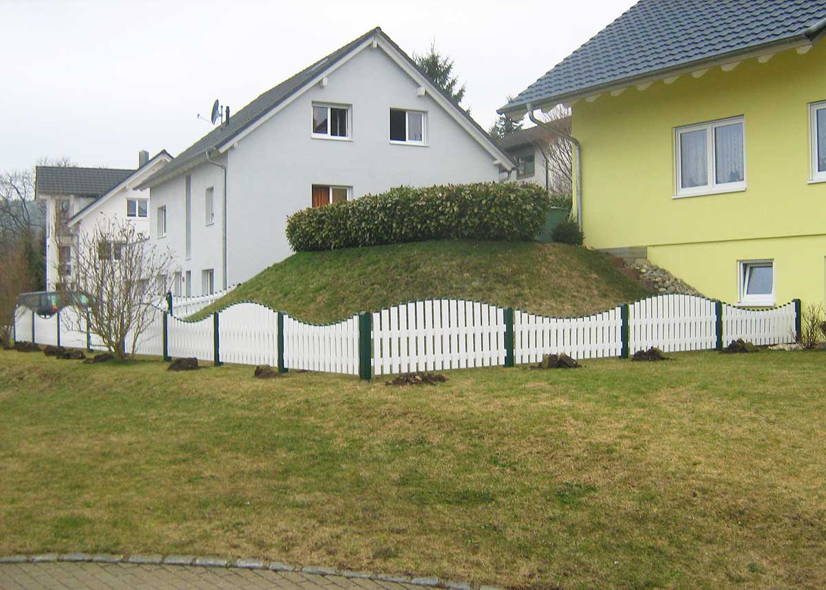 Friesenzaun aus hochwertigen Kunststoff in Weiß und Moosgrün, in Wellenform, Zaun im Norden
