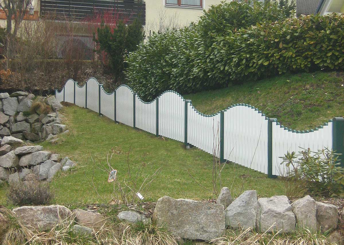 Friesenzaun aus hochwertigen Kunststoff in Weiß mit moosgrünen Akzenten, Zaun im Norden, Sylt
