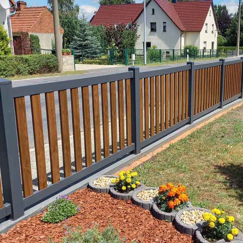 Lattenzaun in Weiß mit großen Einfahrtstor und Gartenpforte