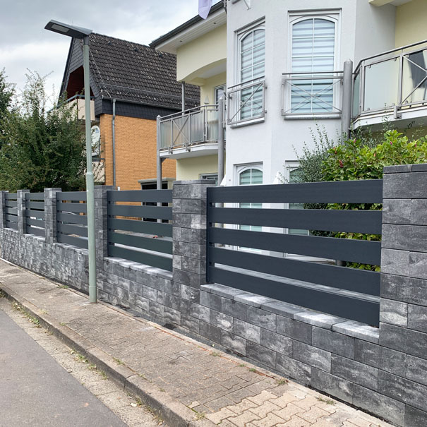 Querlattenzaun in Anthrazit auf Mauer