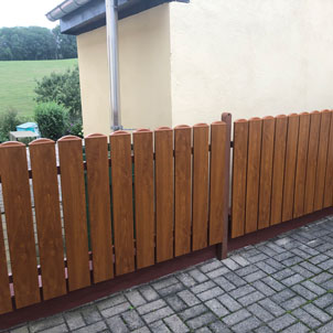 Lattenzaun in echter Holzoptik Golden Oak als Abgrenzung im Grundstück