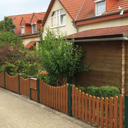 Lattenzaun in golden Oak mit Moosgrünen Pfosten