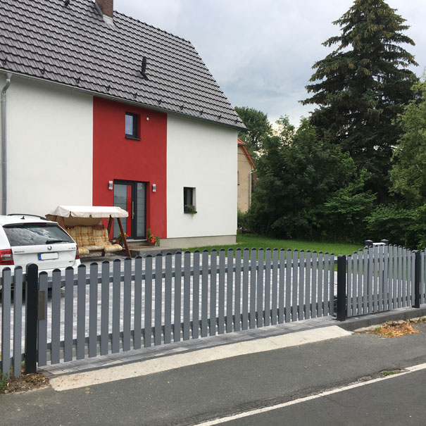 Lattenzaun mit Tor in Grau, elektrischer Antrieb