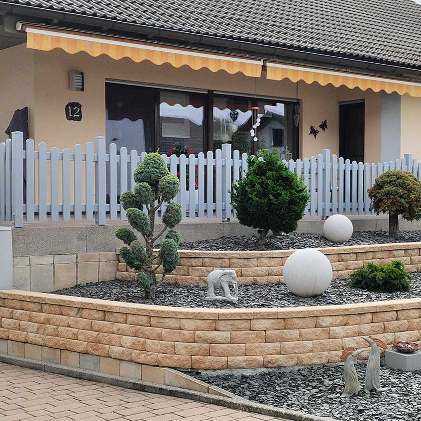 Lattenzaun in Grau auf einer Terrasse/Veranda, als Umzäunung
