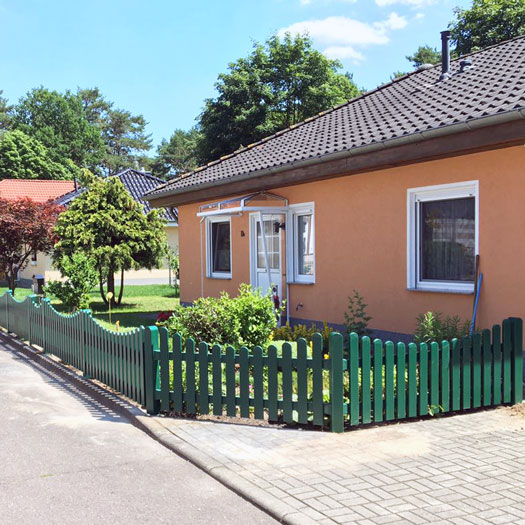Lattenzaun im Vorgarten in Grün