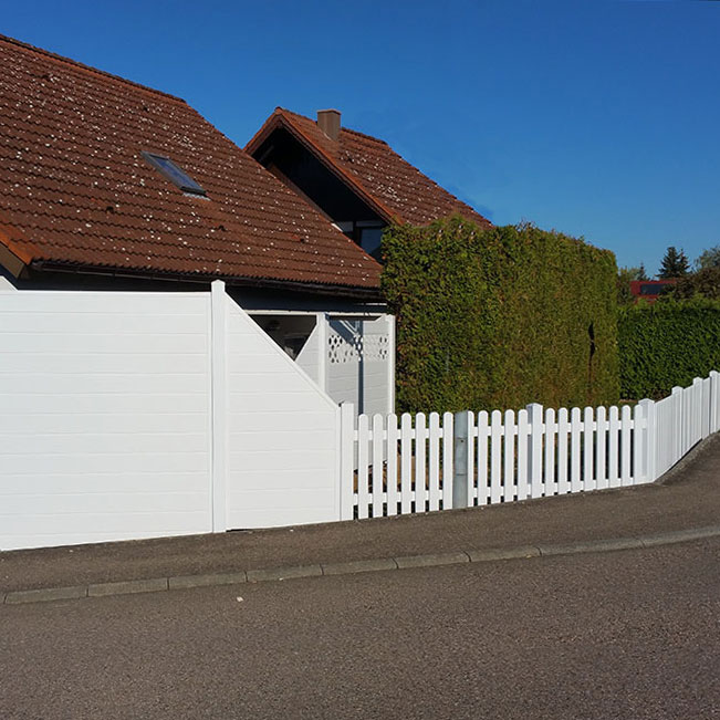 Lattenzaun mit Sichtschutz in Weiß